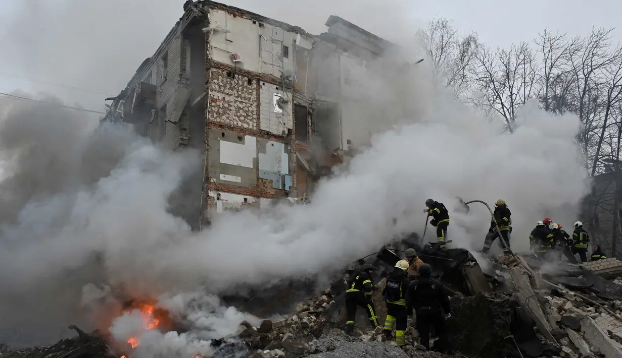 Menurut pejabat setempat, serangan rudal juga diarahkan ke Kharkiv yang merupakan kota terbesar kedua di Ukraina pada 23 Januari 2024. (SERGEY BOBOK/AFP)