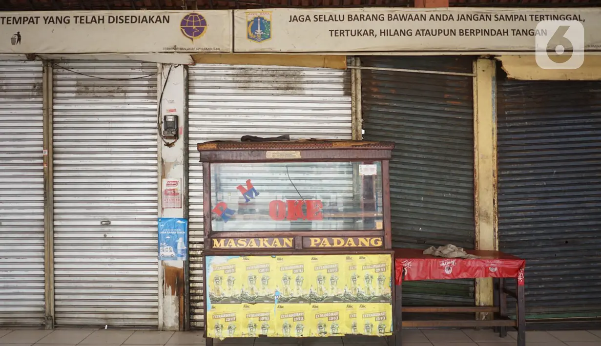 Suasana Terminal Bus Kampung Rambutan yang sepi aktivitas di Jakarta, Minggu (10/5/2020). Pelayanan Bus AKAP belum dioperasionalkan di Terminal Kampung Rambutan, meskipun pemerintah telah mengizinkan kembali angkutan umum beroperasi keluar masuk wilayah Jabodetabek. (Liputan6.com/Immanuel Antonius)