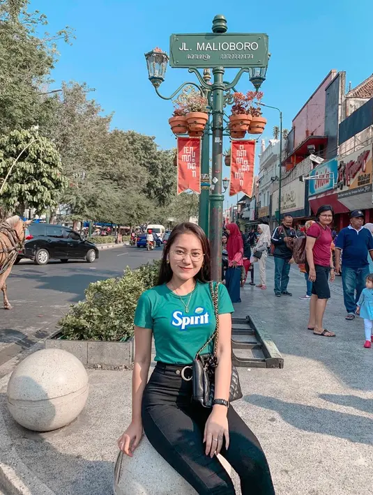 Meski masih berusia 21 tahun, suara dan penampilannya sudah membuat banyak orang berkesan. Saat liburan di Malioboro, ia memakai kaos hijau yang dipadukan dengan celana hitam, simple dan modis. (Liputan6.com/IG/@iam_vitaalvia)