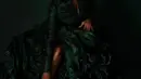 Sementara sang ibu tiba di karpet merah Academy Awards dengan gaun hijau zamrud dari Jean Paul Gaultier sebelum berganti gaun strapless payet emas di After Party Oscar (Foto: Instagram @jadapinkettsmith)