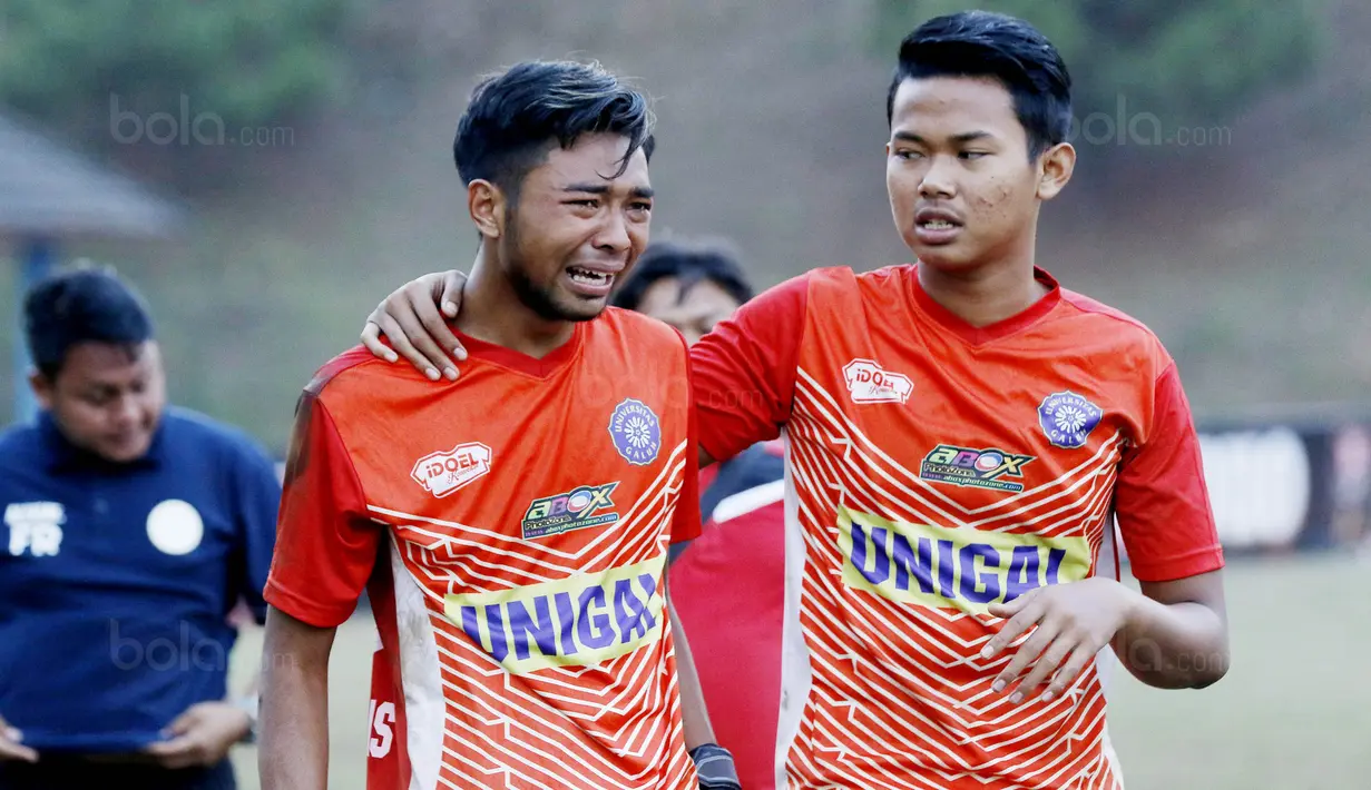 Pemain Unigal menangis usai takluk dari UPI pada laga final Torabika Campus Cup 2017 di Gor Jati Padjajaran, Jatinangor, Kamis (28/9/2017). UPI menang adu penalti atas Unigal. (Bola.com/M Iqbal Ichsan)