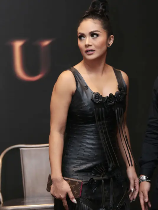 Meskipun begitu, Krisdayanti mendukung Amora dalam berdandan. Namun ia mengatakan menyediakan alat makeup yang sesuai dengan jenis kulit dan usia Amora. Mengingat saat ini usia anaknya yang masih terbilang kecil. (Deki Prayoga/Bintang.com)