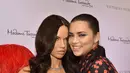 Victoria’s Secret Angel, Adriana Lima, bertemu dengan sang kembaran yang tidak lain adalah patung lilinnya sendiri. Patung lilin Madame Tussauds tersebut diluncurkan pada 30 November 2015 di New York City, Amerika Serikat. (AFP/Bintang.com)