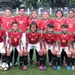 Pemain Timnas Wanita Indonesia berpose bersama jelang uji tanding melawan tim Indonesian Football Ambassador di Lapangan C Kompleks GBK, Jakarta, Kamis (5/4). Uji tanding ini persiapan jelang Piala AFF Wanita 2018. (Liputan6.com/Helmi Fithriansyah)