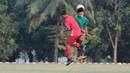 Duel pemain Timnas Indonesia U-16 (kanan) dan  pemain Top Skor U-16  pada laga uji coba di Lapangan Atang Sutresna, Cijantung, Kamis (10/5/2018). Tim Top Skor U-16 menang 2-0 atas Timnas Indonesia U-16. (Bola.com/Nick Hanoatubun)