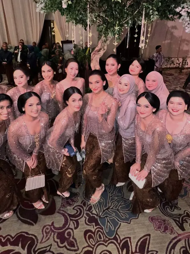 Salshabilla Adriani saat Jadi Bridesmaid Anggika Bolsterli. [@salshabillaadr]