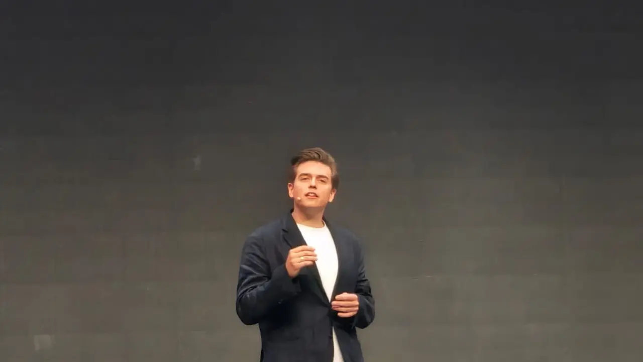 PR Manager Realme Polandia Tomasz Nowicki, saat peluncuran Realme GT 7 Series di Paris, Selasa (28/5/2025). Foto: Nurmayanti