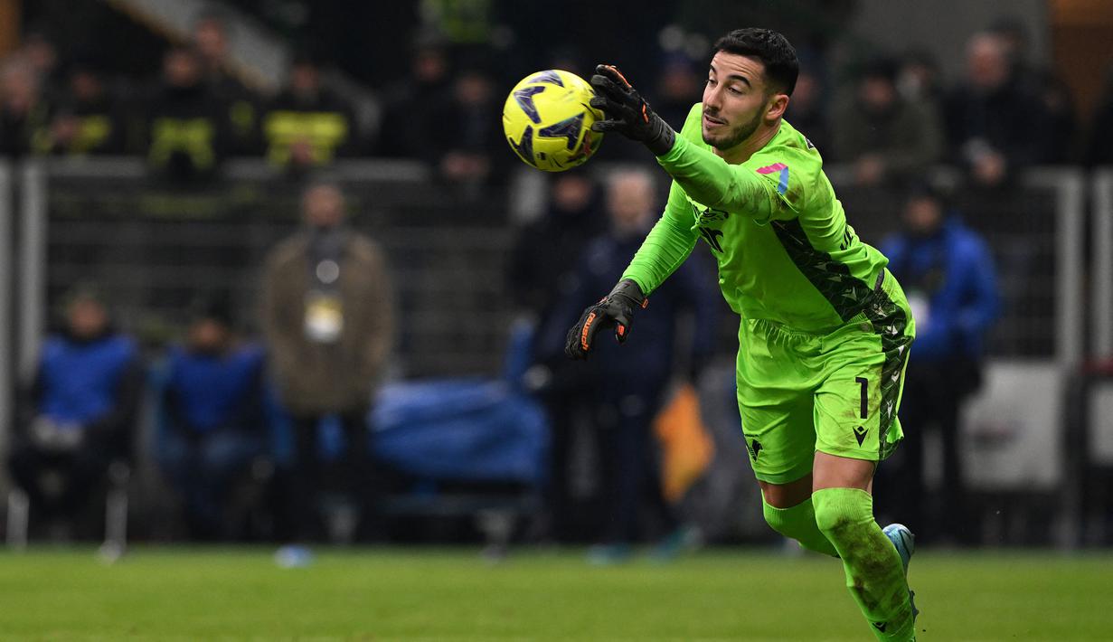 Lorenzo Montipo yang dipermanenkan Hellas Verona dari Benevento pada awal musim 2022/2023 setelah sempat berstatus pinjaman selama semusim langsung menyegel posisi kiper utama pada 2021/2022 menggeser posisi Ivor Pandur yang akhirnya hengkang ke Fortuna Sittard pada awal musim 2023/2024. Masih berstatus kiper utama pada 2023/2024, Lorenzo Montipo selalu tampil 90 menit penuh dalam 18 laga Hellas Verona di Serie A dengan raihan 4 kali clean sheet dan kebobolan 24 gol. Hellas Verona pun menempati posisi ke-17 pada klasemen sementara. (AFP/Miguel Medina)