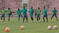 Para pemain Timnas Indonesia menjalani latihan di Stadion Manahan Solo Jawa Tengah, Senin (26/9/2016).  (Bola.com/Peksi Cahyo)