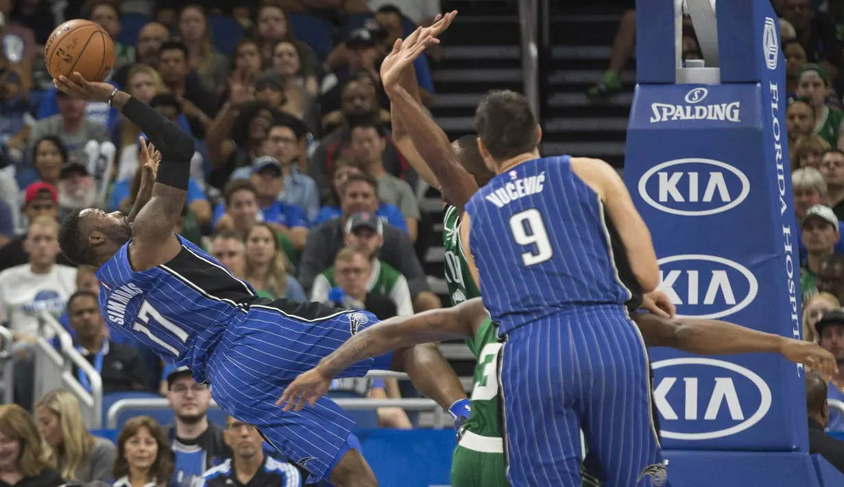 Pebasket Orlando Magic, Jonathon Simmons, bersiap melepas tembakan saat melawan Boston Celtics pada laga NBA di Amway Center, Orlando, Minggu (5/11/2017). Magic kalah 88-104 dari Celtics. (AP/Willie J Allen Jr)