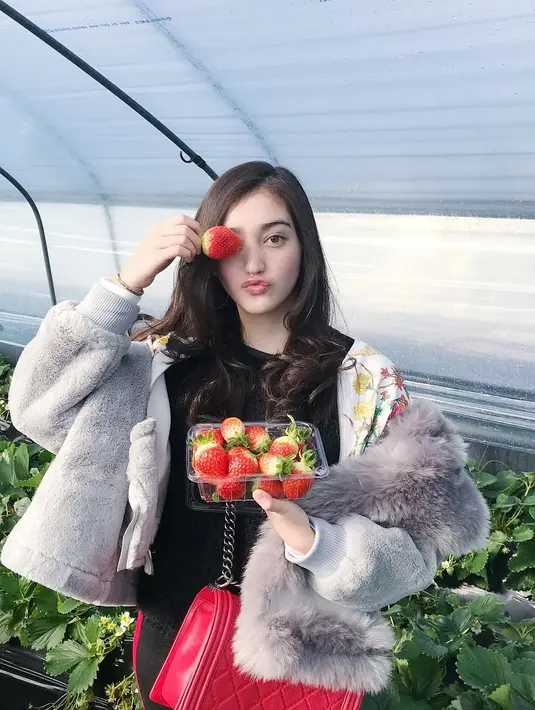 Di sejumlah foto di akun Instagramnya, tak jarang Ranty memperlihatkan wajah imutnya saat berekspresi. Seperti halnya saat ia sedang memegang buah strawberry ini, ia memainkan bibirnya seperti ini. Lucu banget kan? (Instagram/rantymaria)