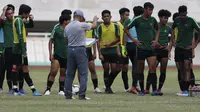 Pelatih Timnas Indonesia U-19, Fakhri Husaini, memberikan instruksi saat latihan di Stadion Pakansari, Bogor, Senin (30/9). Latihan ini merupakan persiapan jelang Piala AFF U-19 di Vietnam. (Bola.com/Vitalis Yogi Trisna)