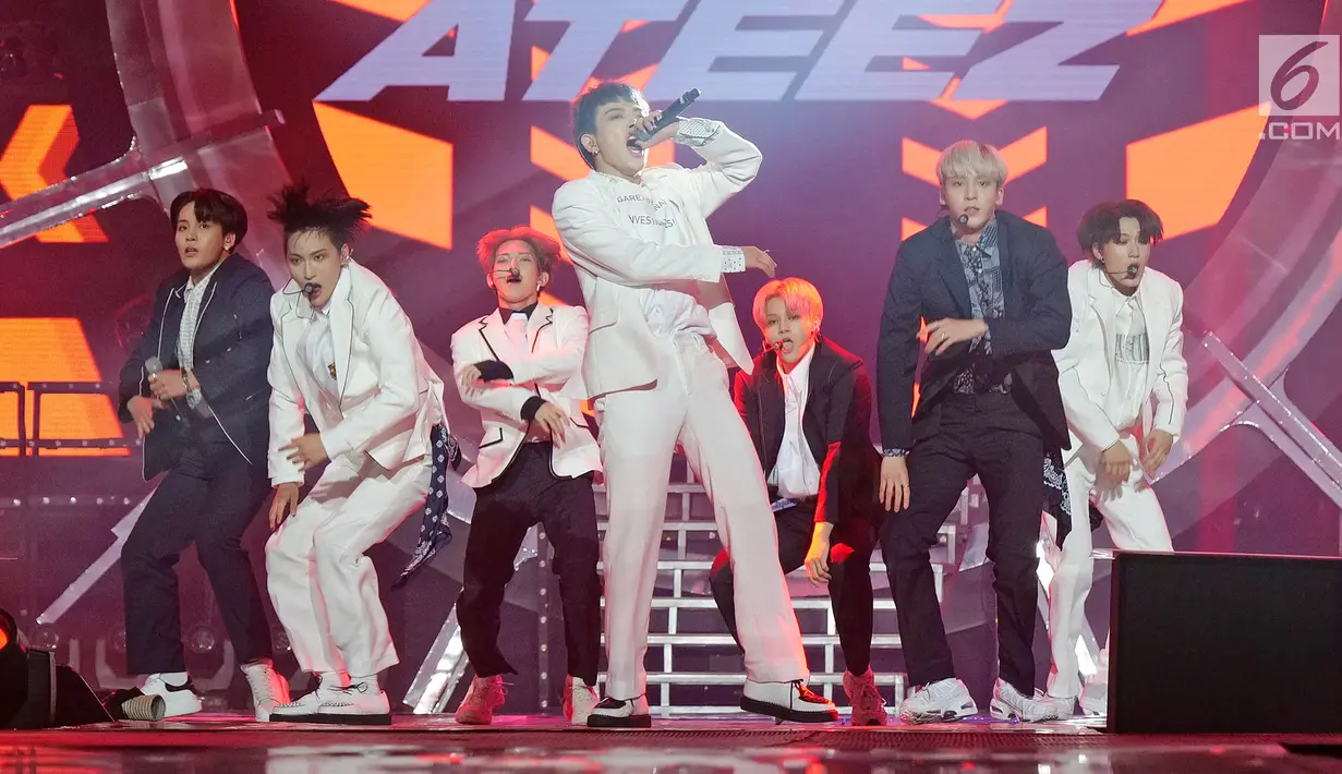 Boy Band asal Korea Ateez menghibur penonton pada Konser "Smartfren Wow" di Istora Senayan, Jakarta, Jumat (20/9/2019). Konser yang bertajuk "Raih Mimpi Bersama Smartfren" itu menampilkan sejumlah artis nasional dan internasional. (Liputan6.com/Herman Zakharia)