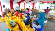 Petugas melakukan persiapan di Tempat Pemungutan Suara (TPS) 008, Kelurahan Gambir, Kecamatan Gambir, Jakarta Pusat, Rabu (17/4). Capres nomor urut 01 Joko Widodo atau Jokowi akan menggunakan hak suaranya pada Pemilu 2019 di TPS ini. (Liputan6.com/Angga Yuniar)