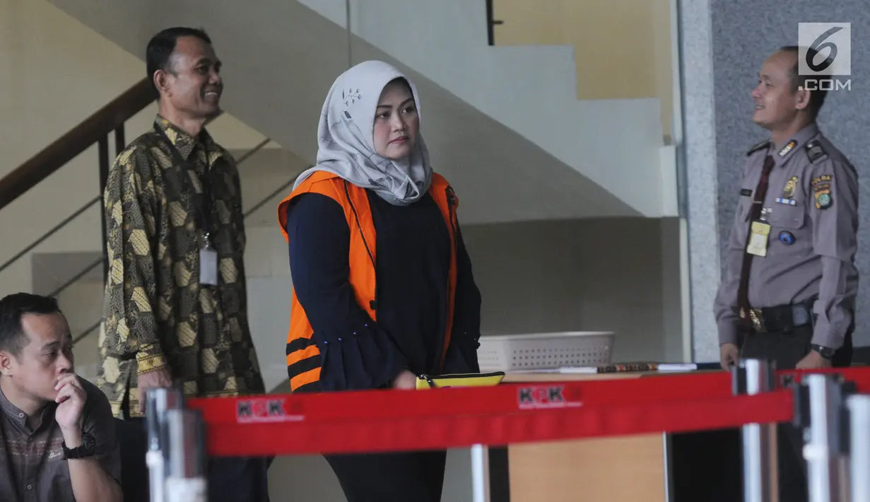 Bupati nonaktif Bekasi Neneng Hasanah Yasin usai menjalani pemeriksaan lanjutan di Gedung KPK, Jakarta, Jumat (8/2). Pemeriksaan lanjutan ini dilakukan untuk mendalami kasus dugaan suap izin proyek pembangunan Meikarta. (Merdeka.com/Dwi Narwoko)