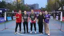 Momen menarik pun tercipta ketika dua legenda bulutangkis Indonesia, Liliyana Natsir dan Mohammad Ahsan, turun ke lapangan untuk kembali bermain bulutangkis. (Bola.com/M Iqbal Ichsan)