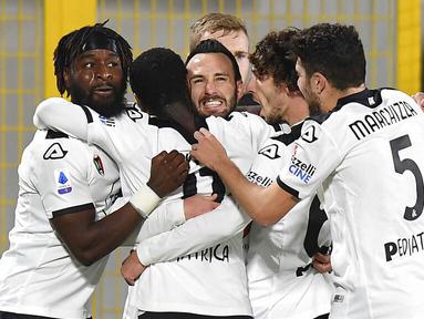 Para pemain Spezia merayakan gol yang dicetak oleh Claudio Terzi ke gawang Sampdoria pada laga Liga Italia di Stadion Stadio Alberto Picco, Senin (11/1/2021). Spezia menang dengan skor 2-1. (Tano Pecoraro/LaPresse via AP)
