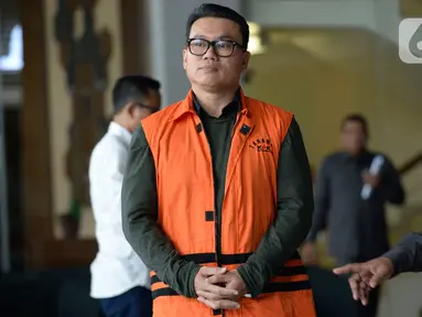 Mantan Dirut Perum Perindo, Risyanto Suanda berjalan keluar usai menjalani pemeriksaan di Gedung KPK, Jakarta, Senin (20/1/2020). Berkas perkara tersangka Risyanto Suanda terkait kasus dugaan korupsi kuota impor ikan tahun 2019 telah lengkap (P21) dan siap untuk disidangkan (merdeka.com/Dwi Narwoko)