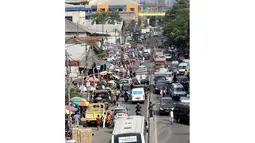 Akibat banyak jalan yang dijadikan lokasi berjualan PKL dan parkir liar, kendaraan yang melintas menuju Pasar Tanah Abang menjadi tersendat, Jakarta, Senin (9/6/14). (Liputan6.com/Faizal Fanani)