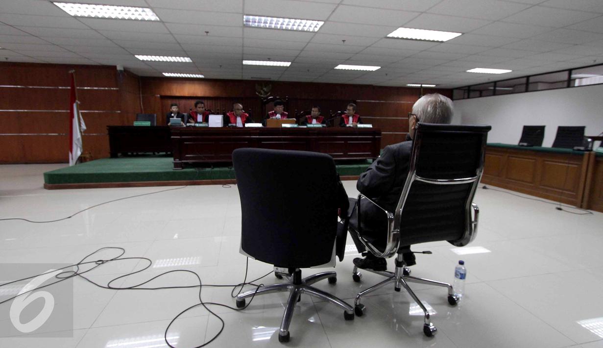 Terdakwa kasus suap hakim PTUN Medan, OC Kaligis saat menjalani sidang pembacaan dakwaan di Pengadilan Tipikor, Jakarta, Kamis (27/8/2015). Majelis hakim kembali menunda sidang hingga 31 Agustus mendatang. (Liputan6.com/Helmi Afandi)