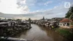 Suasana pemukiman padat penduduk di kawasan bantaran Kali Ciliwung, Jakarta, Rabu(16/11/2022). Pemerintah Provinsi DKI Jakarta akan melakukan normalisasi Kali Ciliwung sepanjang 4,8 kilometer di empat lokasi prioritas yakni Kelurahan Rawajati Cawang, Cililitan, dan Kampung Melayu dengan rancangan anggaran APBD 2023 sebesar Rp469 miliar. (Liputan6.com/Faizal Fanani)