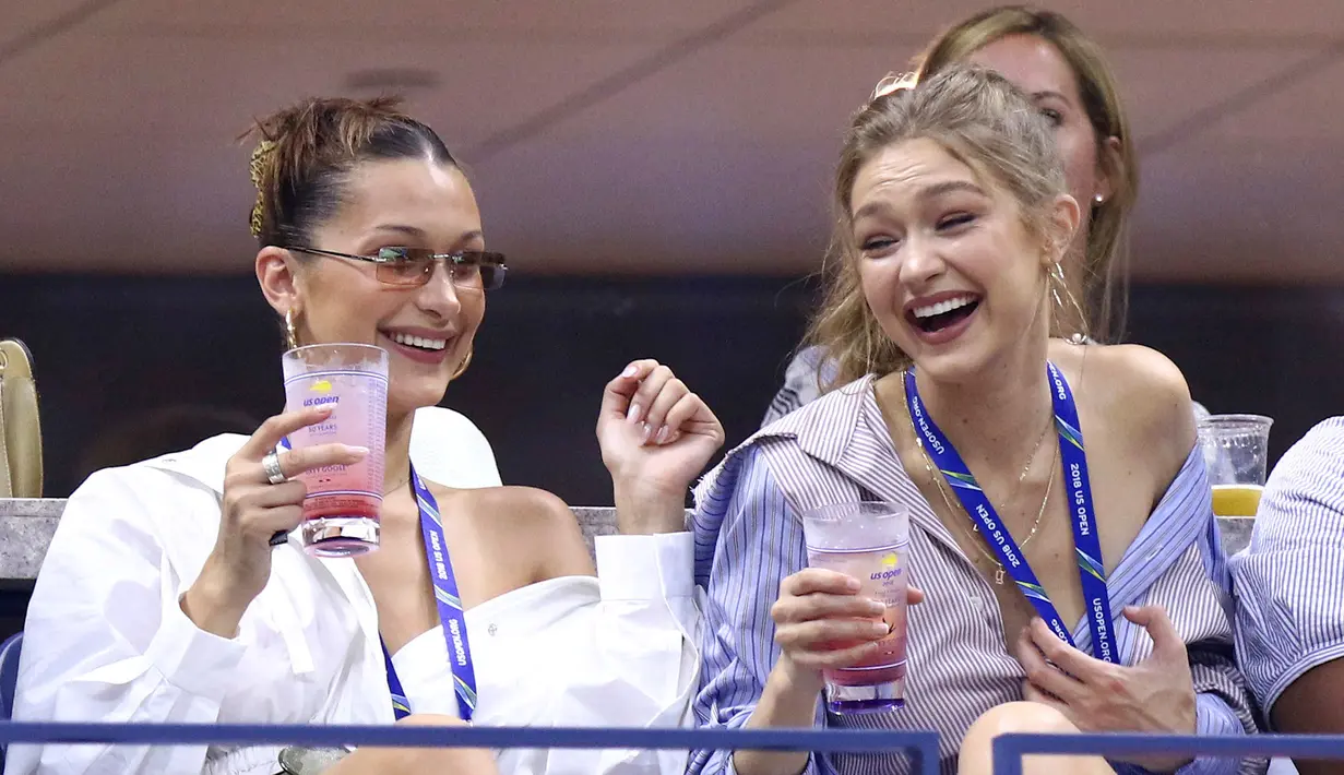 Supermodel Gigi Hadid dan sang adik, Bella Hadid (kiri) menyaksikan perempat final tunggal putri antara petenis AS, Serena Williams melawan Karolina Pliskova dari Ceko pada hari ke-9 turnamen AS Terbuka di New York, Selasa (4/9). (Greg Allen/Invision/AP)