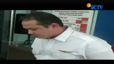 Petugas juga menyita barang bukti diantaranya sabu seberat 1,9 gram, alat pengisap, obat kuat, dan Paspor Malaysia .