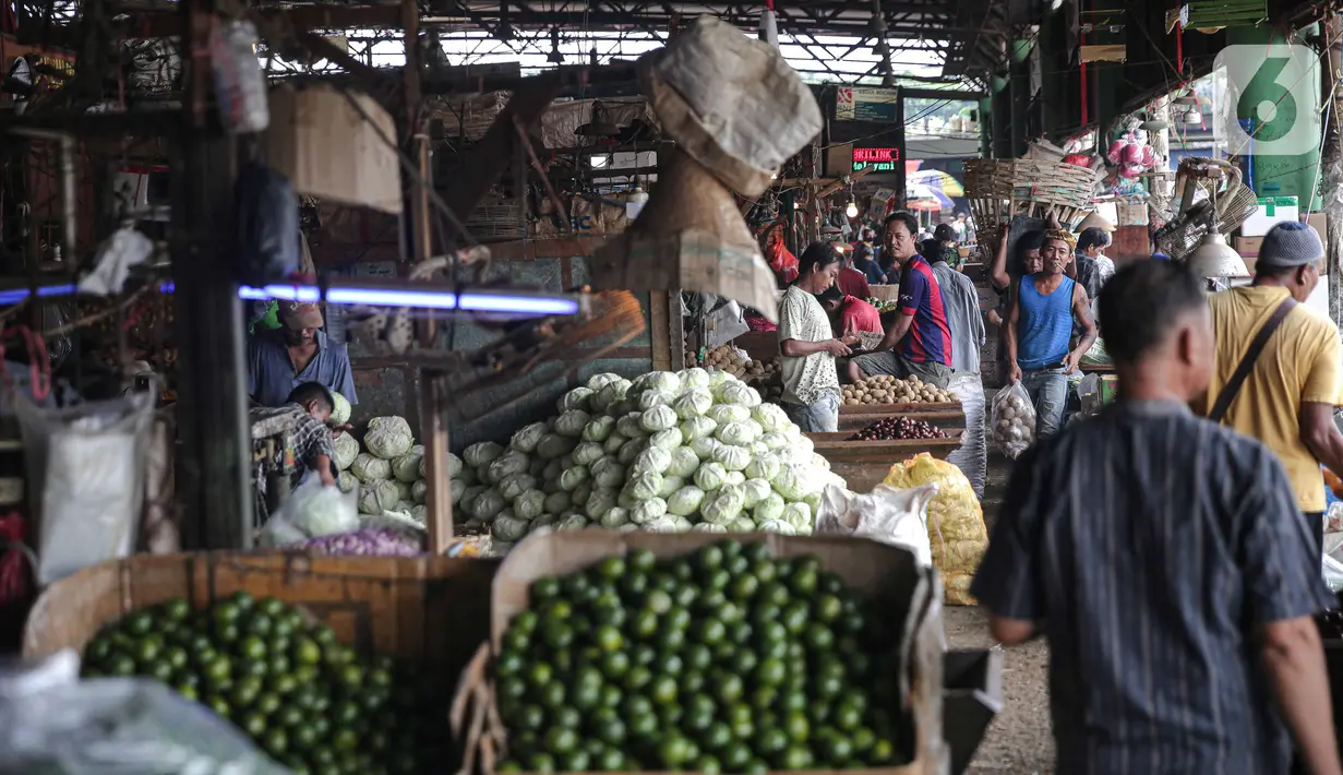 Aktivitas jual beli di Pasar Induk Kramat Jati, Jakarta Timur, Rabu (12/1/2022). Pemprov DKI Jakarta melalui Perumda Pasar Jaya berencana akan merevitalisasi Pasar Induk Kramat Jati dengan luas 14,7 hektare ini pada tahun 2022. (Liputan6.com/Faizal Fanani)