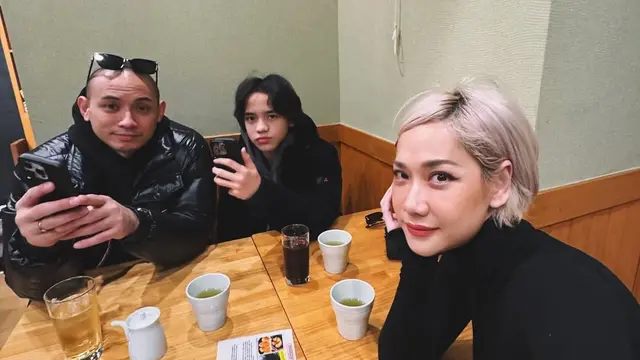 5 Potret Kedekatan Noah Sinclair dengan Tiko Aryawardhana Ayah Sambungnya di Berbagai Kesempatan