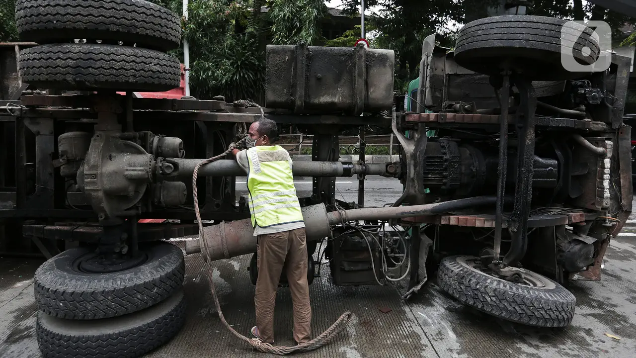 Truk Kontainer Terguling, Jalan S Parman Macet