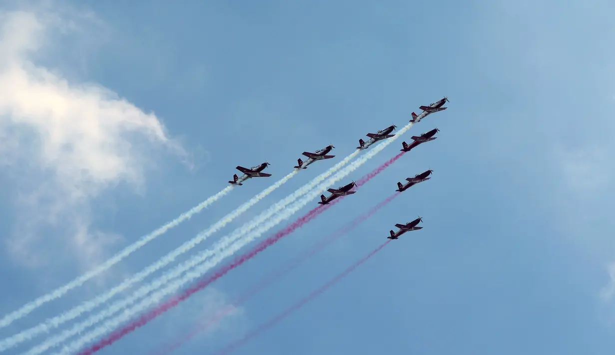 Langit Jakarta dipenuhi atraksi udara spektakuler dalam peringatan Hari Ulang Tahun (HUT) ke-80 Kemerdekaan Republik Indonesia, Minggu (17/8/2025). (KapanLagi.com/Budy Santoso)