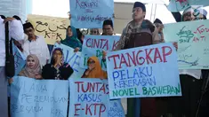 Perwakilan dari peserta PPWK (Pendidikan Pengembangan Wawasan Keulamaan) Lakpesdam-PBNU melakukan aksi dukungan di Gedung KPK, Jakarta, Kamis (12/10). Mereka menyampaikan tujuh pernyataan sikap dukungan bagi KPK. (Liputan6.com/Helmi Fithriansyah)