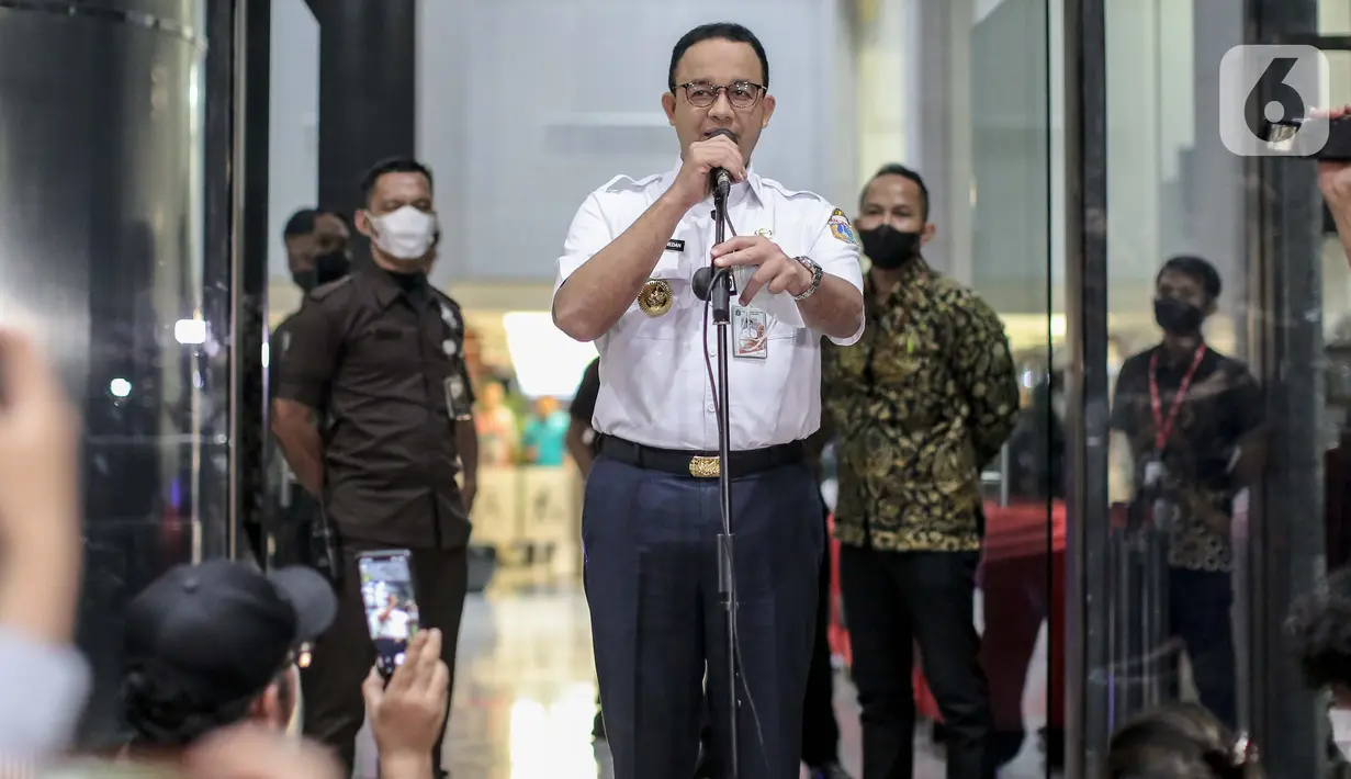 Gubernur DKI Jakarta Anies Baswedan memberikan keterangan seusai menjalani pemeriksaan di Gedung KPK, Jakarta, Rabu (7/9/2022). Diketahui, saat tiba di KPK, Anies terlihat membawa satu map berwarna biru.  (Liputan6.com/Faizal Fanani)