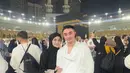 Momen berikutnya memperlihatkan keduanya berpose mesra di depan Ka'bah. Putri Zulhas tampil anggun dalam gamis putih dengan aksen renda emas yang memberikan kesan mewah namun tetap sopan.  [@zumizolazulkiflinurdin].