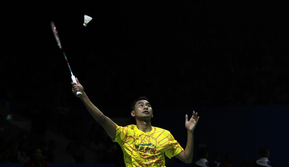 Tunggal putra Indonesia, Tommy Sugiarto, mengembalikan kok saat melawan pebulutangkis China, Chen Long, pada Blibli Indonesia Open 2019 di Istora Senayan, Jakarta, Rabu (17/7). Tommy kalah 22-20, 14-21 dan 21-17. (Bola.com/Yoppy Renato)