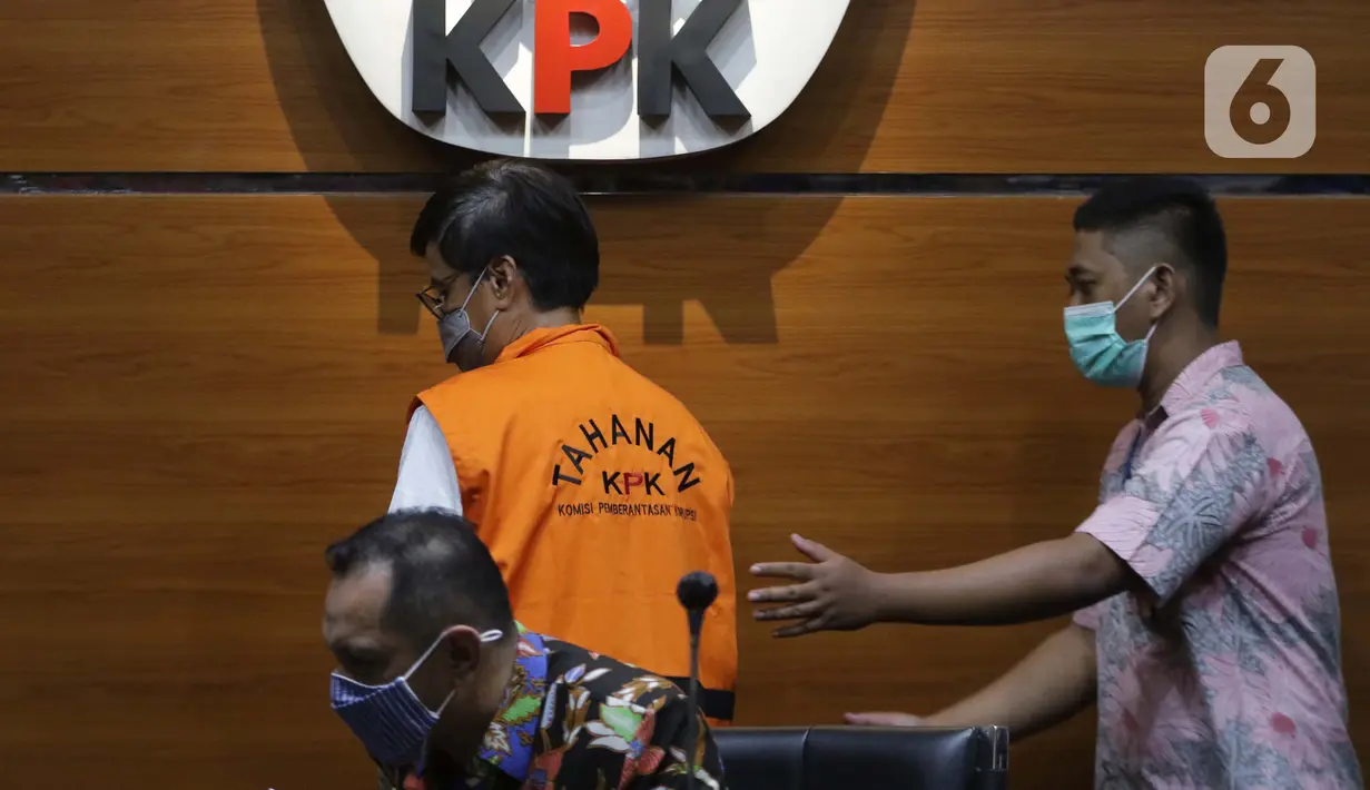 Mantan Dirut Perumda Pembangunan Sarana Jaya, Yoory Corneles Pinontoan (tengah) digiring petugas di Gedung KPK, Jakarta, Kamis (27/5/2021). Yoory merupakan tersangka dugaan korupsi pengadaan tanah terkait program pembangunan rumah DP Rp 0,- di Munjul Pondok Ranggon. (Liputan6.com/Helmi Fithriansyah)