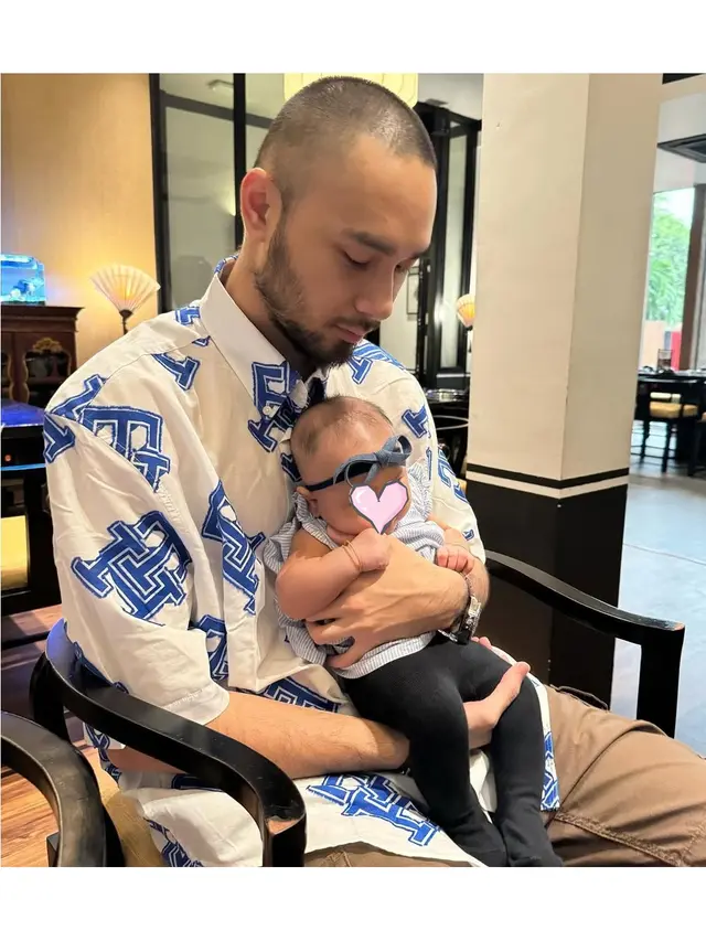 6 Potret Megantara Jadi Bapak Dua Anak, Pancarkan Aura Hot Daddy