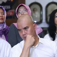 Ahmad Dhani saat jumpa pers terkait video orasinya yang viral, yang dianggap mengeluarkan kata-kata tidak pantas untuk Presiden Jokowi. (Nurwahyunan/Bintang.com)
