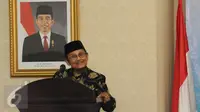  BJ Habibie saat memberikan ceramah umum dalam rangka HUT PPATK ke-15 di Jakarta, Senin (17/4). HUT PPATK bertema Meningkatkan Integritas dan Kredibilitas Sistem Keuangan dan Ekonomi untuk Mendukung Pembangunan Bangsa . (Liputan6.com/Helmi Fithriansyah)