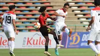 Pemain Timnas Indonesia U-22,&nbsp;Rizky Ridho (kanan),&nbsp;menendang bola dibayangi pemain Timor Leste,&nbsp;Zenevio Morientes Gostavo Conceicao Mota pada pertandingan ketiga Grup A SEA Games 2023 yang berlangsung di Olympic Stadium, Phnom Penh, Kamboja, Minggu (7/5/2023). (Bola.com/Abdul Aziz)