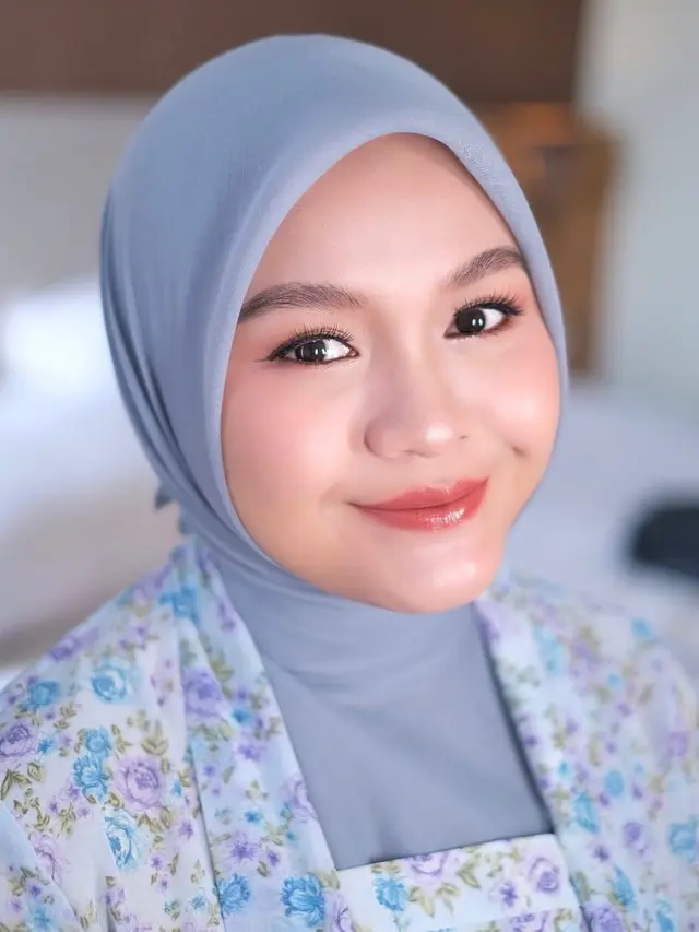 6 Potret Kebaya Wisuda Salma Salsabil, Pakai Kutubaru Simpel tapi Tetap Memesona