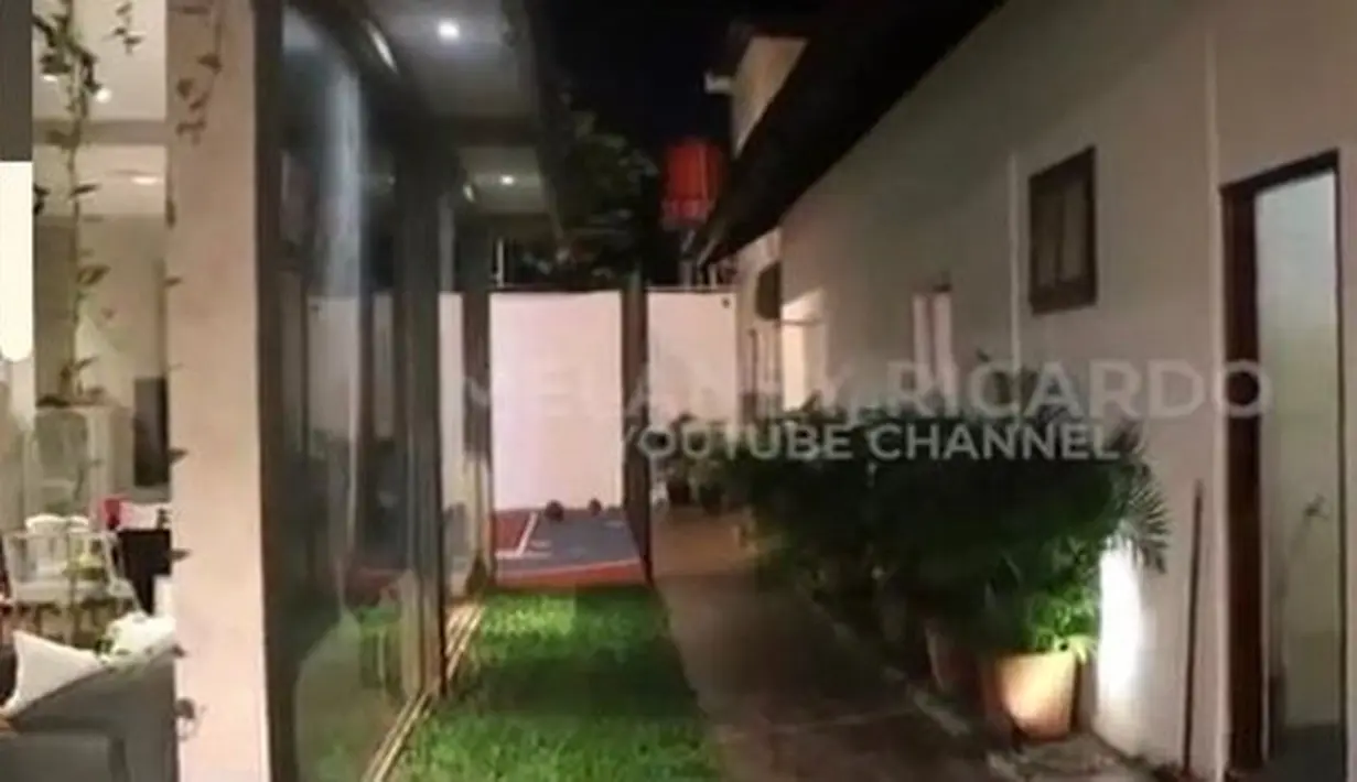 Disisi ruangan kerja karyawannya, terdapat taman dan beberapa pot tanaman hijau yang menambah kesan adem kantor Baim Paula. (Youtube/ Melaney Ricardo)