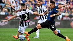 Pertandingan dimulai dan Inter langsung menggempur. Udinese dipaksa bertahan di 10 menit pertama. Inter pun mengancam lewat Martinez. (AFP/Miguel Medina)