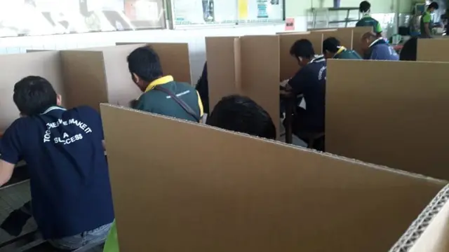 momen kocak orang jaga jarak
