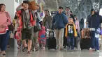 Sejumlah pemudik membawa barang bawaan mereka setibanya di Stasiun Pasar Senen, Jakarta, Sabtu (8/6/2019). Volume penumpang arus balik melalui moda transportasi kereta api  di stasiun Stasiun Senen mengalami lonjakan pada H+3 Lebaran. (merdeka.com/Imam Buhori)
