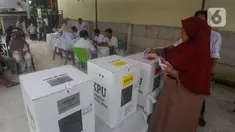 Warga saat mengikuti Pemilu 2024 susulan di TPS 10, Pondok Kacang, Tangerang Selatan, Banten, Minggu (18/2/2024). (merdeka.com/Arie Basuki)