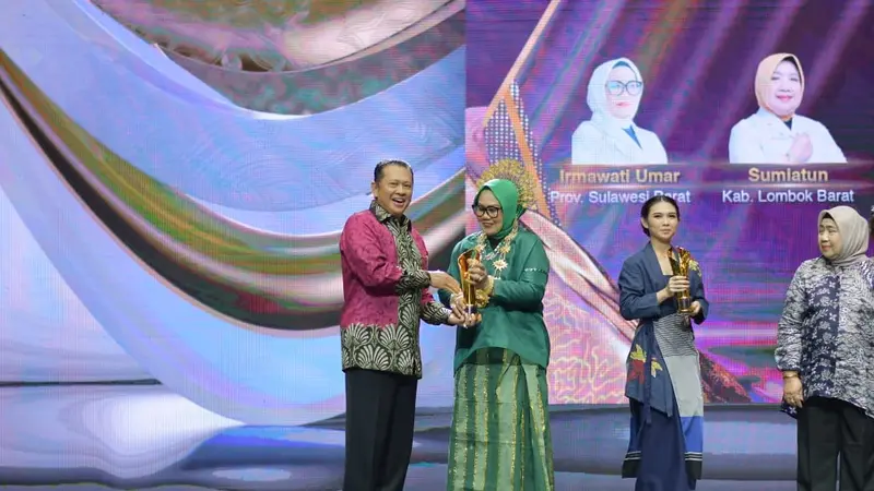 Ketua MP2 Sulbar Irmawati Umar Terima Penghargaan Perempuan Inspiratif di Ajang Pemimpin Daerah Awards 2024