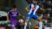 Pemain Real Madrid, James Rodriguez (kiri), berebut bola dengan pemain Espanyol, Leo Baptistao, pada laga La Liga 2016-2017 di Estadio Cornella-El Prat, Senin (19/9/2016) dini hari WIB. (AFP/Pau Barrena)