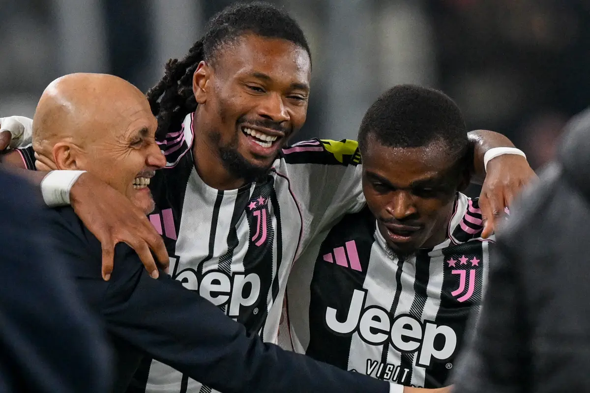 Pemain Juventus Khephren Thuram (tengah) merayakan gol