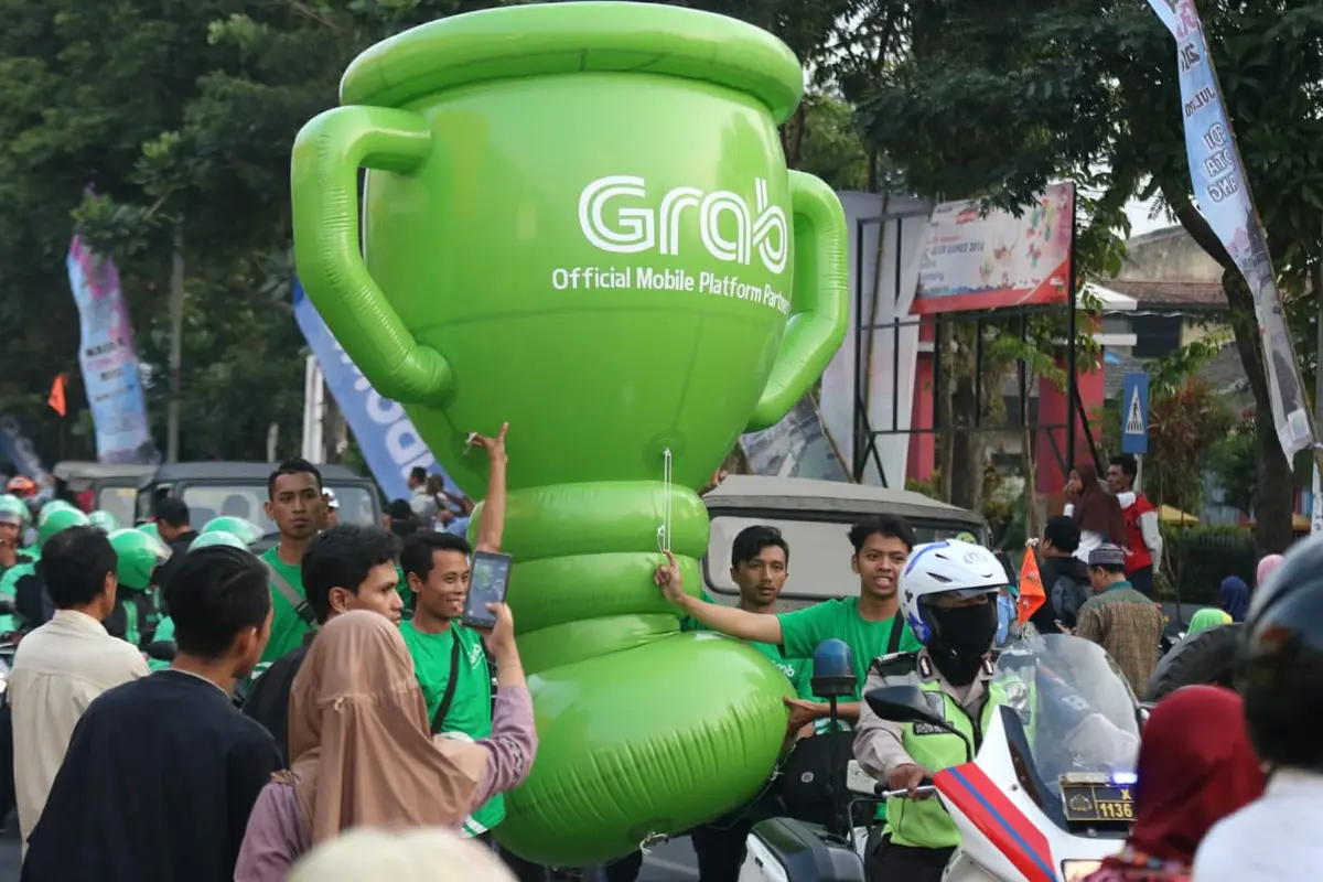 FOTO: Legenda Tinju Indonesia Bawa Obor Asian Games 2018 Melintasi Kota Malang